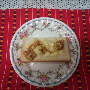 レモン風味☆黒蜜ときな粉とくるみのトースト